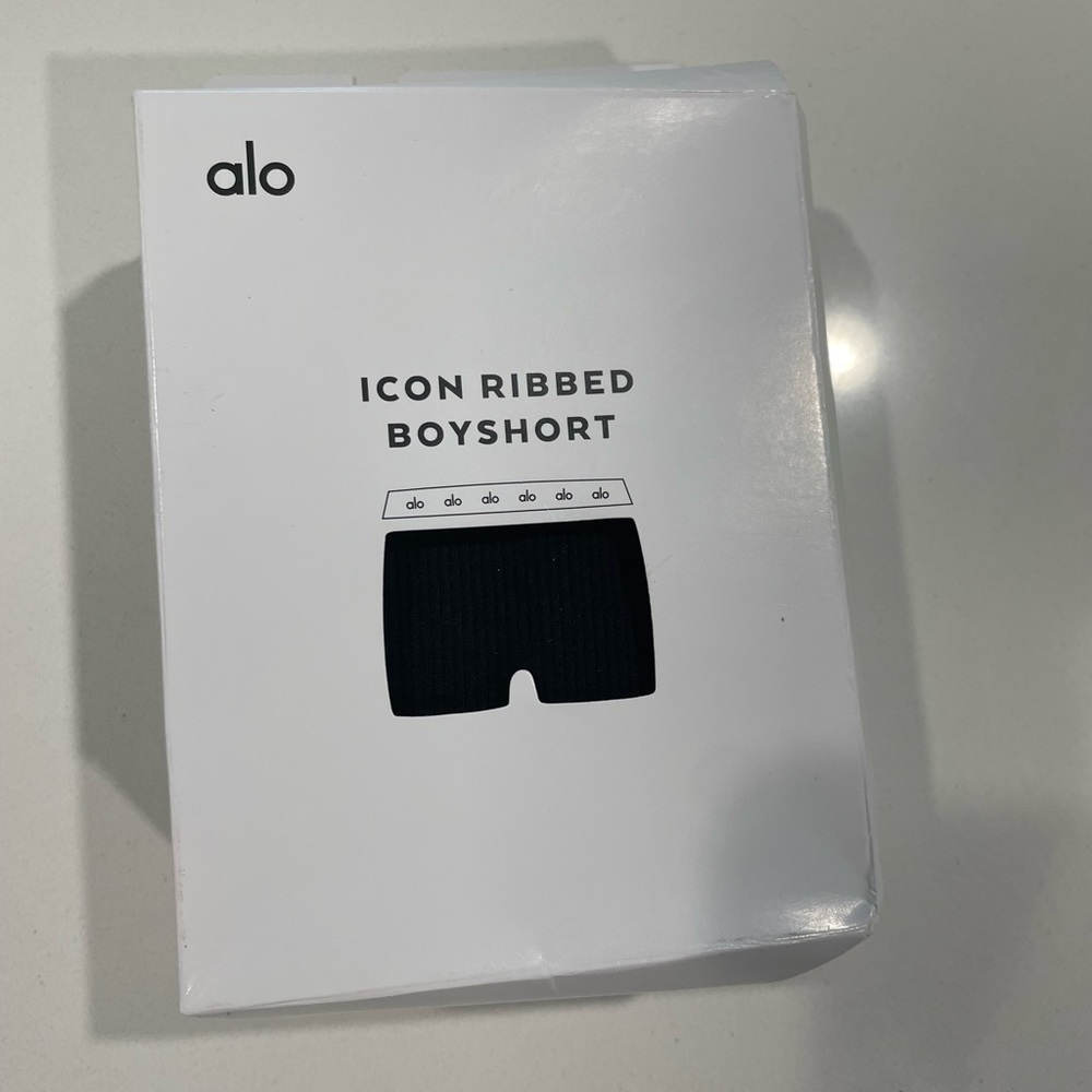 ALO Women’s Icon Ribbed Boyshort. Size M. NWT.